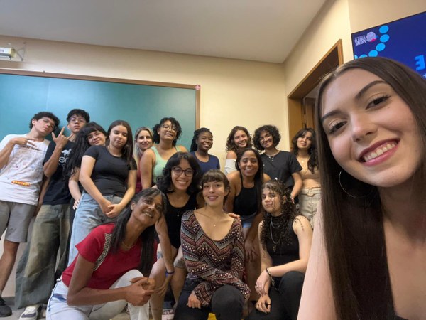 14 -Lux e educandos em sala de aula 2025.jpeg