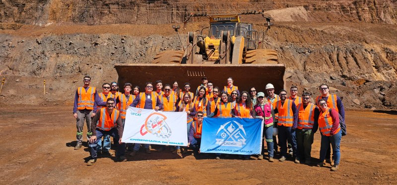 Estudantes de Engenharia de Minas são recepcionados por egressos do curso durante visitas a regiões e empresas mineradoras