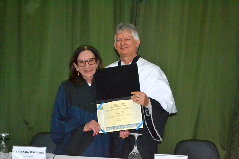 UFCAT concede título de doutora Honoris Causa à professora Elza Maria Staciarini