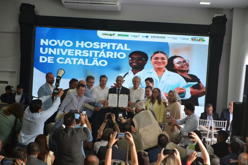 UFCAT recebe Ministro da Educação no Hospital Universitário e assina acordo de cooperação técnica